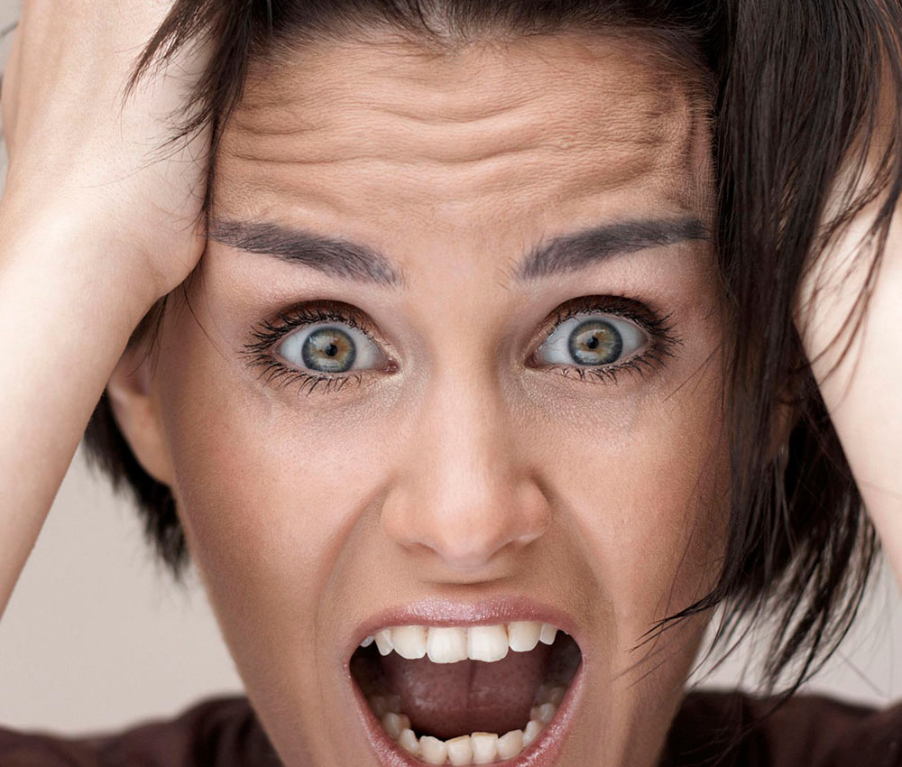 Нервная женщина. Человек в стрессе. Нервный рот. Орущая женщина. Нервный человек.